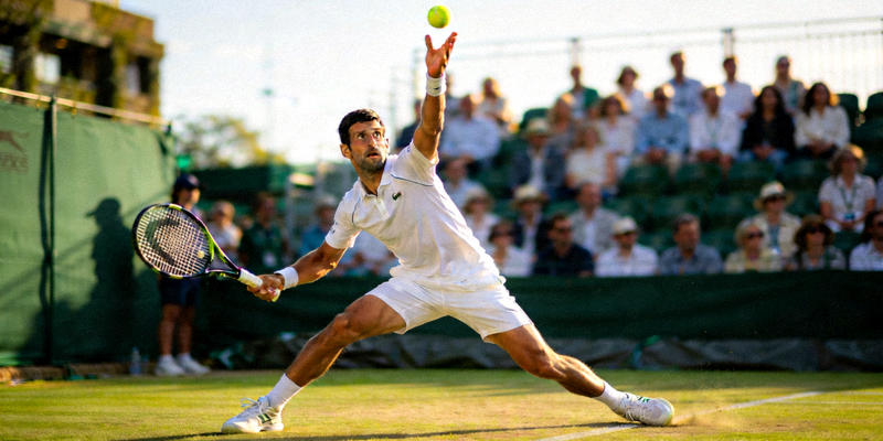 网球运动员在赛场上发球的专业姿势